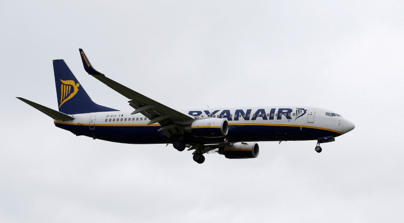© Reuters. FILE PHOTO: A Ryanair aircraft lands at Manchester Airport in Manchester