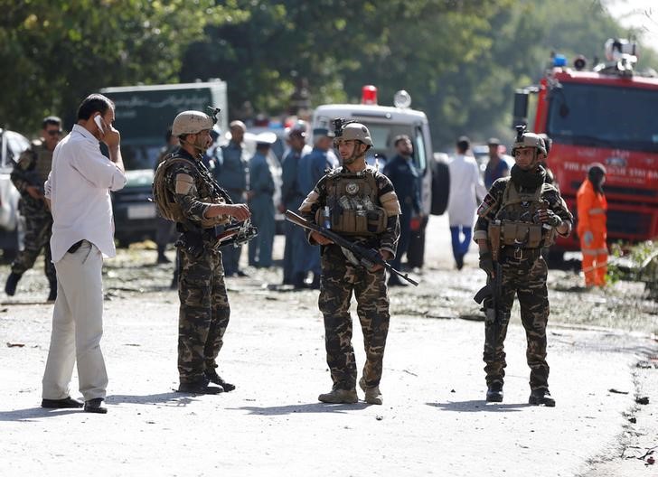 © Reuters. Afghan security forces keep watch at the site of a suicide attack in Kabul, Afghanistan