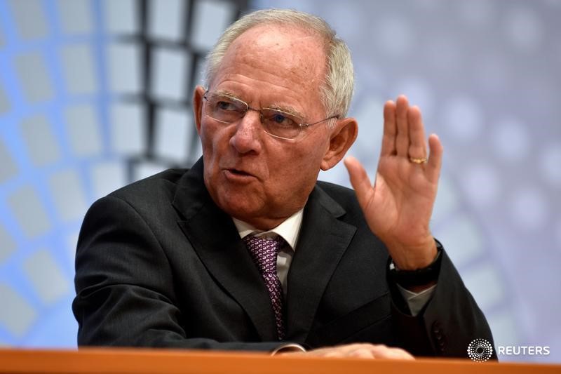 © Reuters. German Finance Minister Wolfgang Schauble speaks during a panel discussion at the annual meetings of the IMF and World Bank Group in Washington