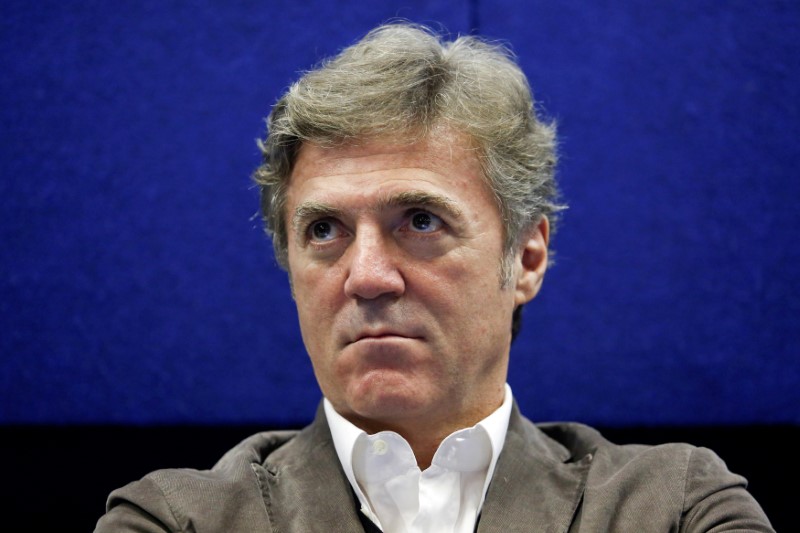 © Reuters. FILE PHOTO: Telecom Italia Chief Executive Officer Flavio Cattaneo looks on during a meeting in Rome