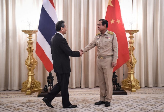 © Reuters. Chinese Foreign Minister Wang Yi is received by Thai Prime Minister Prayuth Chan-O-Cha at Government House in Bangkok