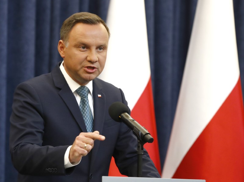 © Reuters. Poland's President Duda speaks during his media announcement about Supreme Court legislation in Warsaw