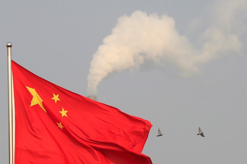 © Reuters. Bandeira da China, em Xangai