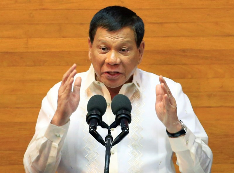 © Reuters. Philippine President Rodrigo Duterte (C) gestures as he delivers a speech during the State of the Nation Address (SONA) on the Joint Session of the 17th Congress at the House of the Representatives in Quezon city, metro Manila