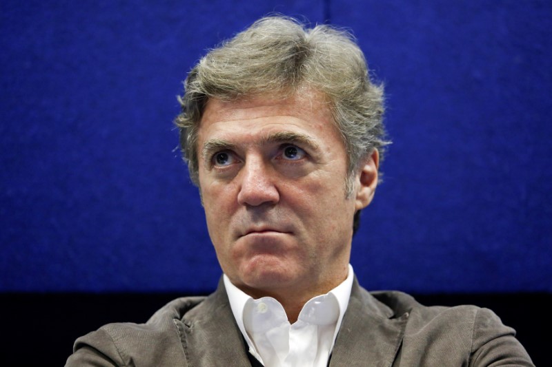 © Reuters. FILE PHOTO: Telecom Italia Chief Executive Officer Flavio Cattaneo looks on during a meeting in Rome