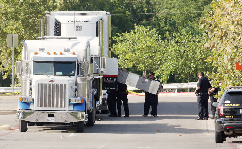 © Reuters. Policiais forenses trabalham em local onde nove pessoas foram encontradas mortas em San Antonio, no Texas, Estados Unidos