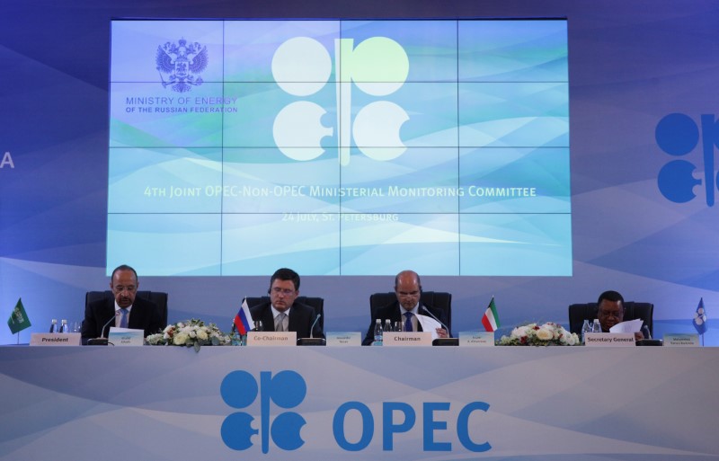 © Reuters. Il tavolo di presidenza della riunione dei paesi Opec e non Opec di oggi a San Pietroburgo