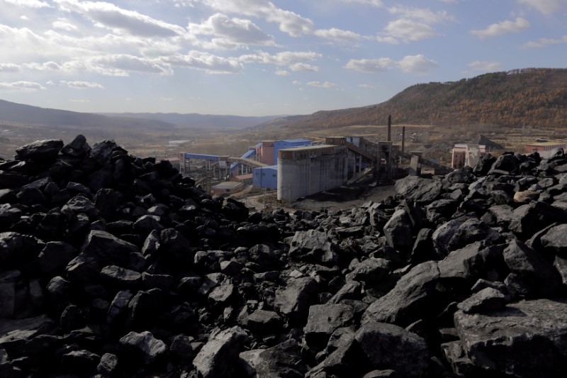 © Reuters. FILE PHOTO: A general view shows Pinggang coal mine from the state-owned Longmay Group on the outskirts of Jixi