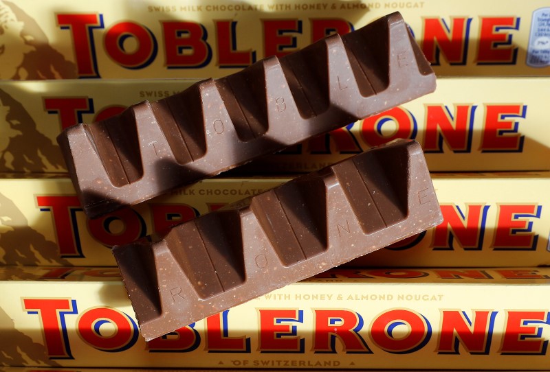 © Reuters. FILE PHOTO: 150g and 170g bars of Toblerone chocolate are illustrated in Loughborough