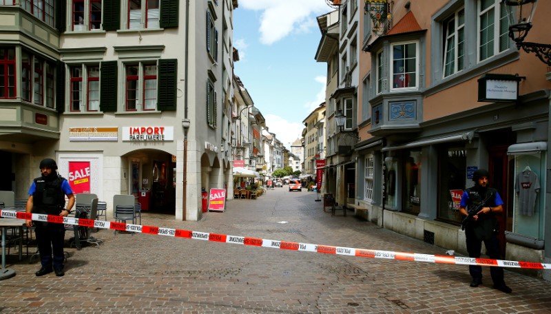 © Reuters. Policiais suíços em cena de crime na cidade de Schaffhausen