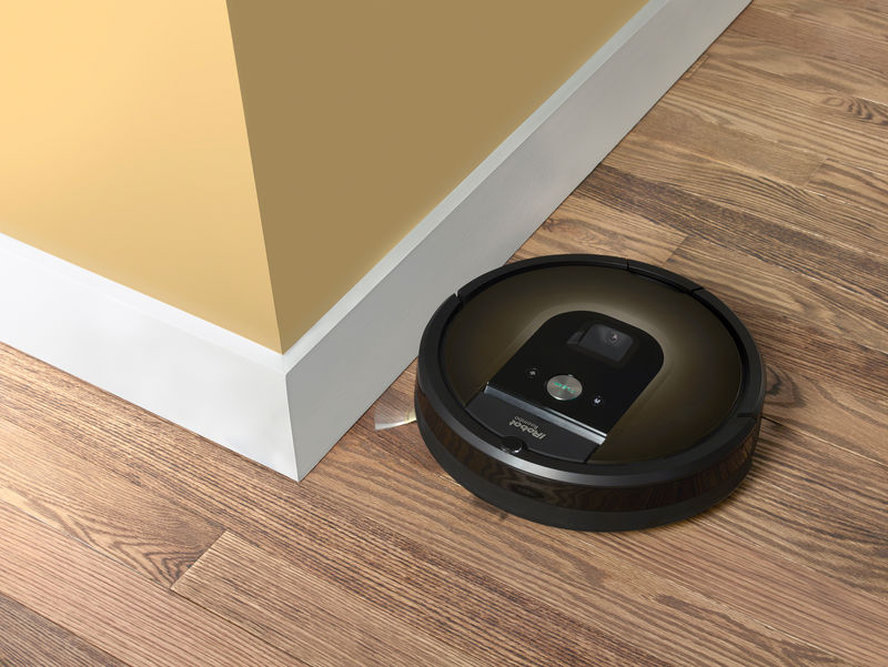 © Reuters. An iRobot Roomba 980 is seen in this undated handout photo