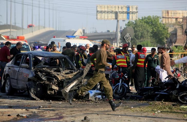 © Reuters. مقتل 16 بينهم الكثير من الشرطة في هجوم انتحاري بمدينة لاهور