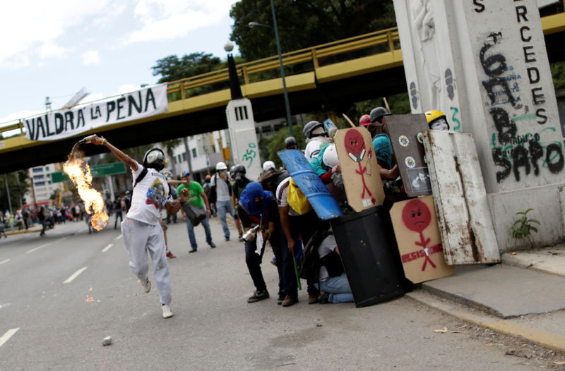 © Reuters. Confronto entre manifestantes e forças de segurança, durante protesto contra o governo do presidente da Venezuela, Nicolás Maduro, em Caracas