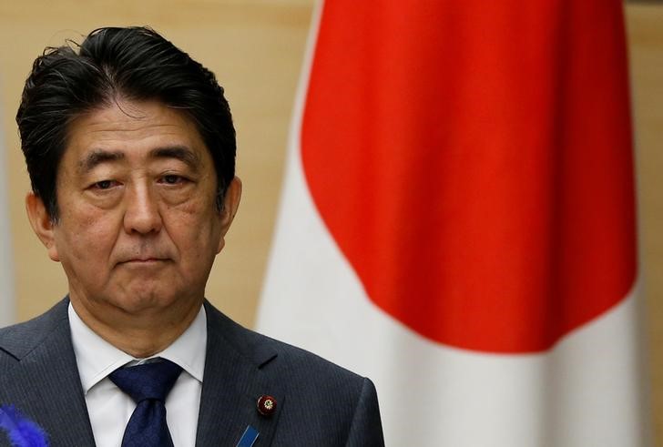 © Reuters. Primeiro-ministro do Japão, Shinzo Abe, durante coletiva de imprensa em Tóquio