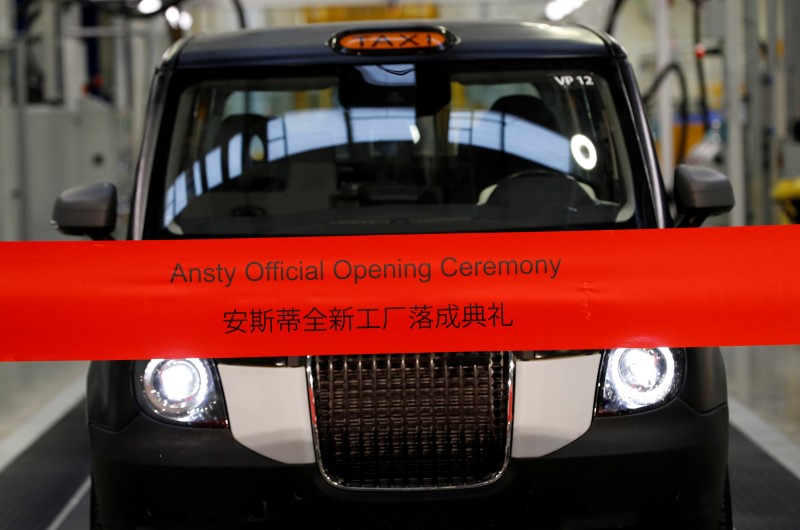 © Reuters. FILE PHOTO: Electric taxi sits on the production line at The London Taxi Company's new facility, near Coventry