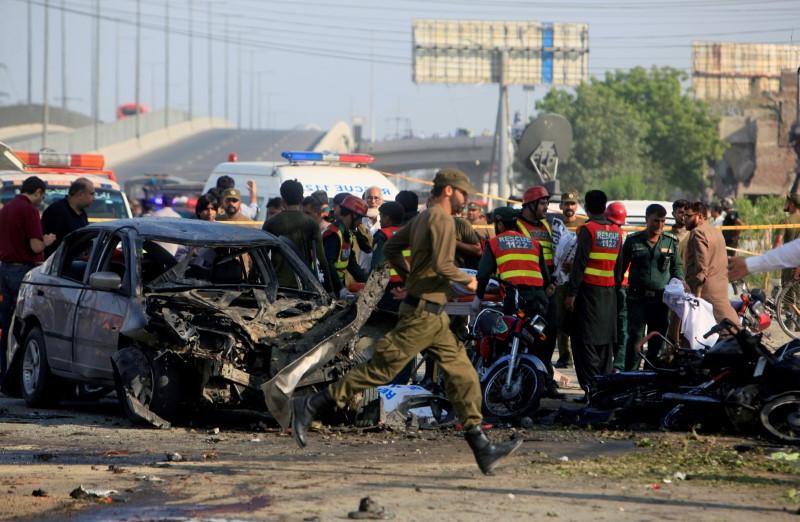 © Reuters. Funcionários de resgate e policiais em local de explosão em Lahore, no Paquistão