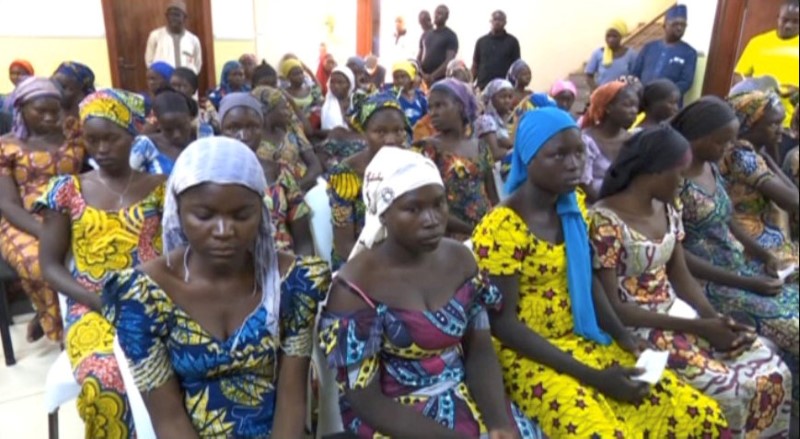 © Reuters. FILE PHOTO - A still image taken from video shows released Chibok girls sitting in a hall as they are welcomed by officials in Abuja