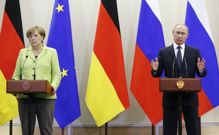 © Reuters. Ангела Меркель и Владимир Путин