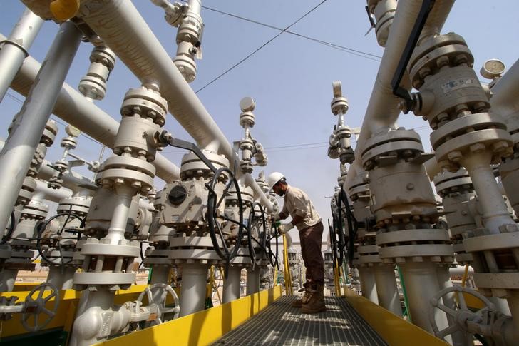 © Reuters. Нефтепровод на месторождении Зубайр в Басре