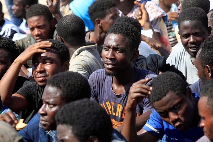 © Reuters. متحدث: خفر السواحل الليبي ينقذ نحو 300 مهاجر قبالة الساحل