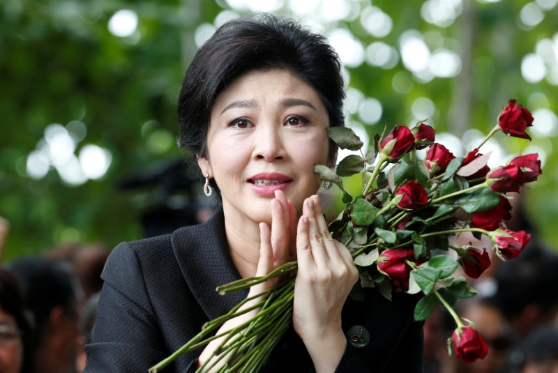 © Reuters. Ousted former Thai PM Yingluck Shinawatra greets supporters as she arrives at the Supreme Court in Bangkok