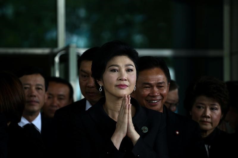 © Reuters. Ousted former Thai prime minister Yingluck Shinawatra greets supporters as she arrives at the Supreme Court in Bangkok