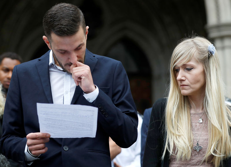 © Reuters. Pais do bebê britânico com doença terminal Charlie Gard, Connie Yates e Chris Gard, lêem comunicado em Londres