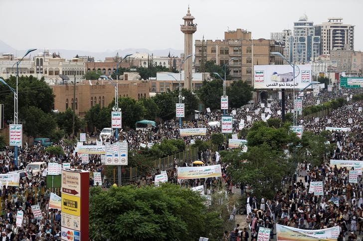 © Reuters. Apoiadores do movimento Houthi protestam contra Israel por mesquita Al-Aqsa