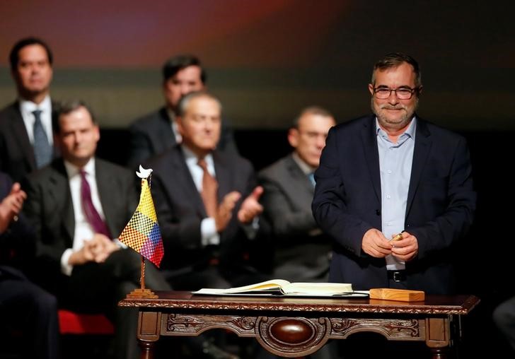 © Reuters. Líder da Farc Timochenko assina acordo de paz em Bogotá