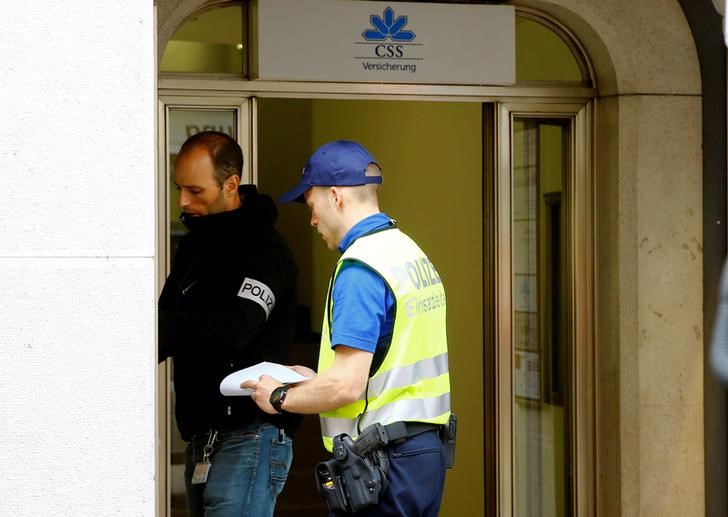 © Reuters. Policiais investigam crime em Schaffhausen, na Suíça