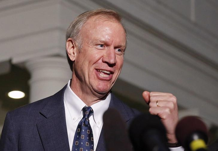 © Reuters. FILE PHOTO: Illinois Gov-elect Bruce Rauner talks to media after meeting with then U.S. President Barack Obama at the White House in Washington