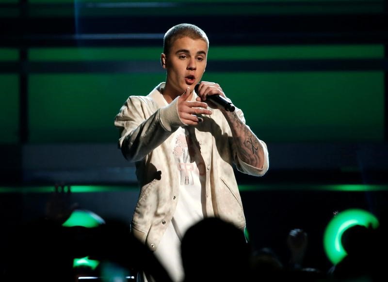 © Reuters. FILE PHOTO: Justin Bieber performs a medley of songs at the 2016 Billboard Awards in Las Vegas