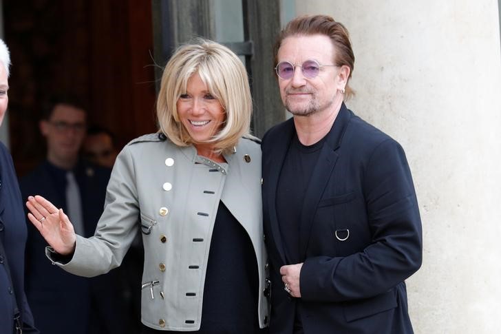 © Reuters. Bono encontra Brigitte Macron, mulher do presidente francês e co-fundadora da organização ONE