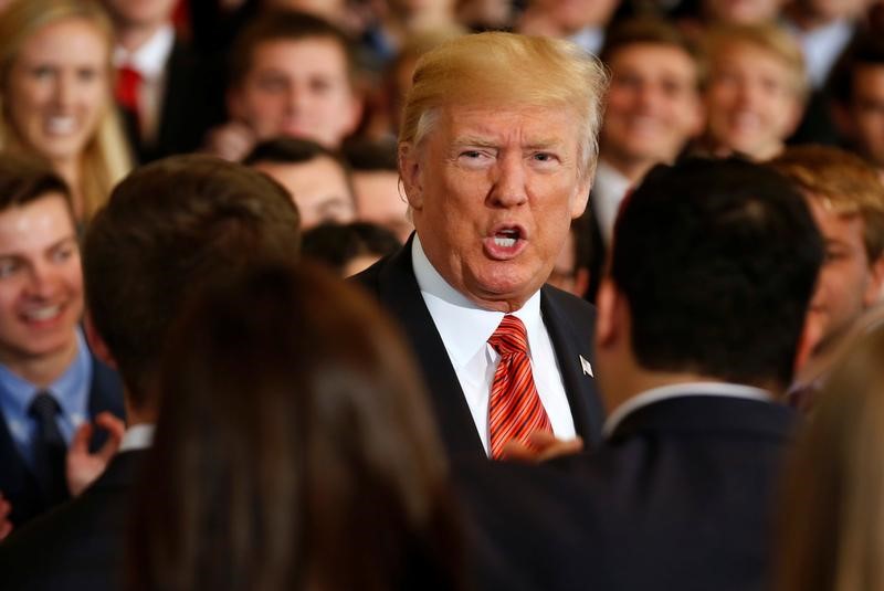 © Reuters. U.S. President Donald Trump speaks to departing White House interns after posing for a photograph with them at the White House in Washington