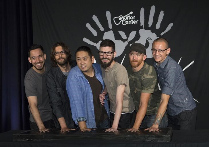 © Reuters. Membros do Linkin Park Shinoda, Bourdon, Hahn, Delson, Farrell e Bennington em evento em Los Angeles