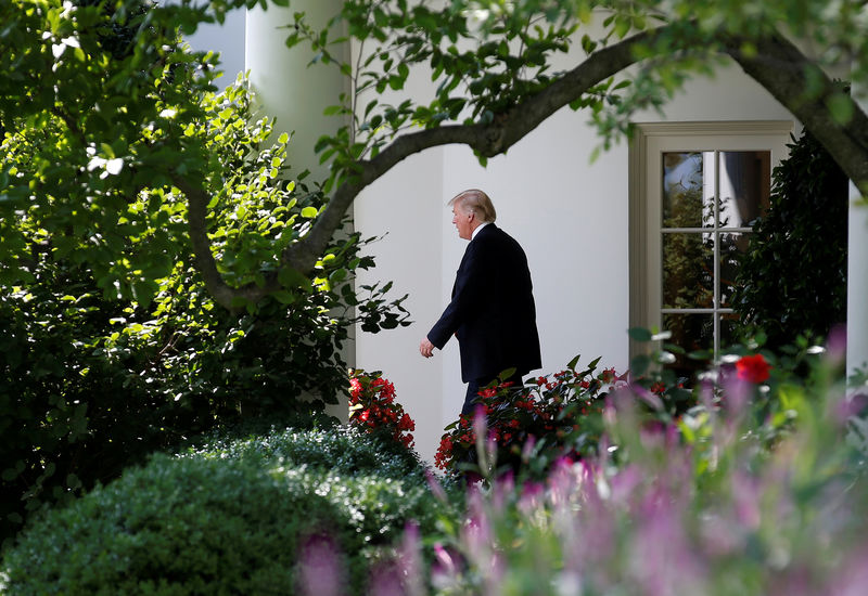 © Reuters. U.S. President Donald Trump walks to Marine One to speak at the Boy Scout Jamboree as he departs the White House in Washington