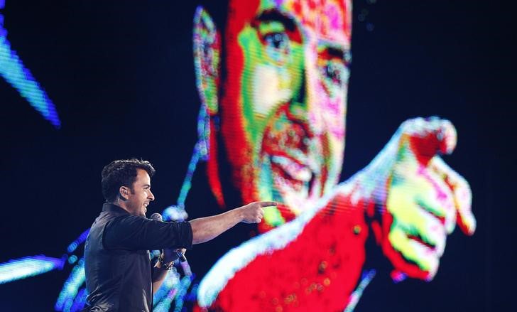 © Reuters. Cantor porto-riquenho Luis Fonsi  durante show no Chile