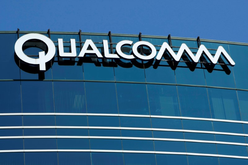 © Reuters. FILE PHOTO: The logo of Qualcomm is pictured on its building in San Diego