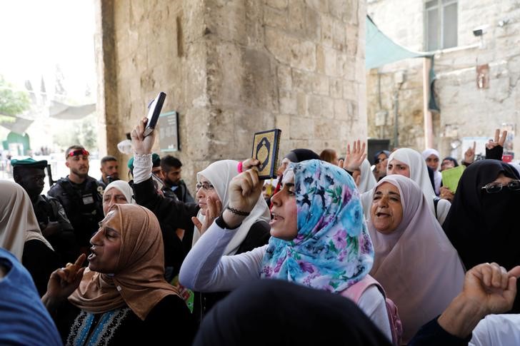 © Reuters. Palestinos gritam durante protesto contra Israel por medidas na mesquita al-Aqsa