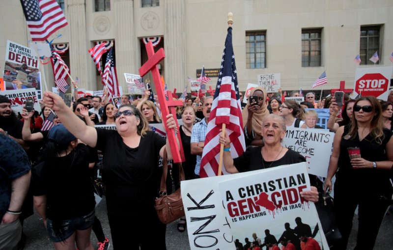 © Reuters. FILE PHOTO: Protesters rally outside the federal court just before a hearing to consider a class-action lawsuit filed on behalf of Iraqi nationals facing deportation, in Detroit