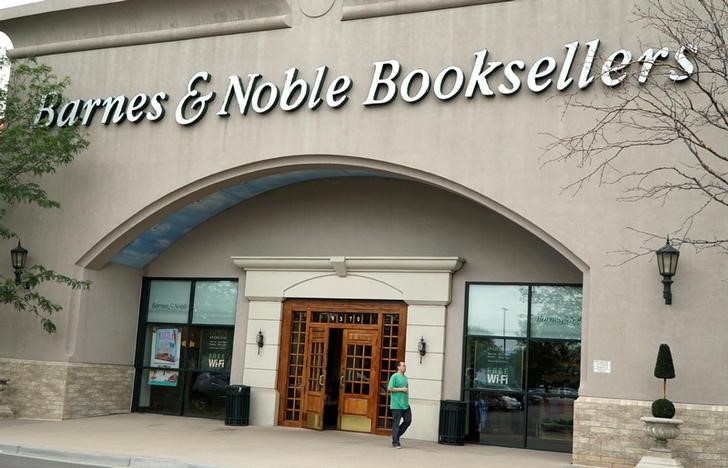© Reuters. A customer leaves the Barnes & Noble store in Westminster