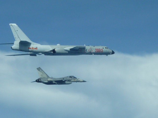 © Reuters. A Taiwanese Indigenous Defense Fighter monitors a Chinese Xian H-6 bomber near Taiwan's air defence identification zone