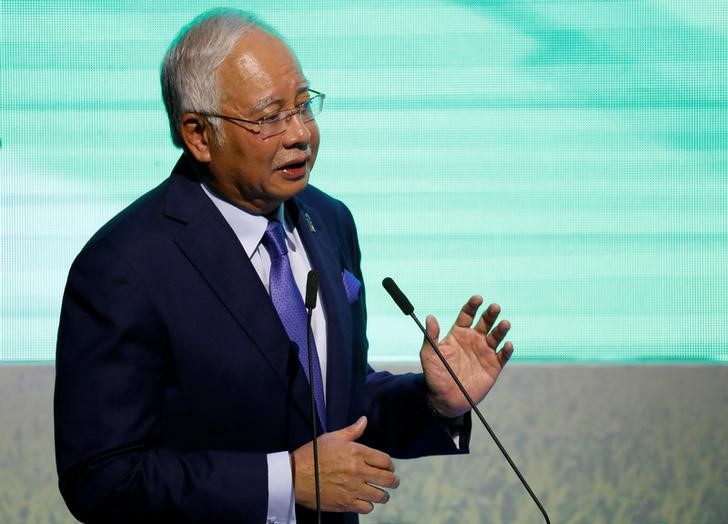© Reuters. Najib speaks during a forum in Manila