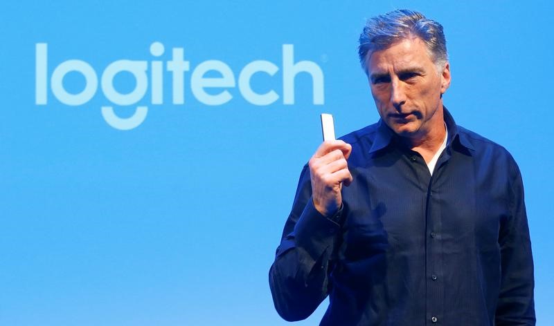 © Reuters. Chief Executive Darrell of the computer peripherals maker Logitech addresses news conference in Zurich