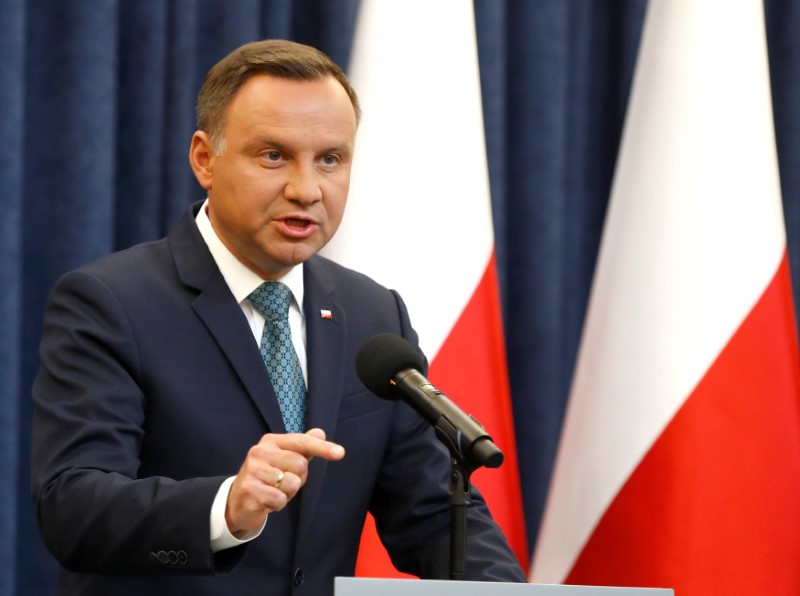 © Reuters. Poland's President Duda speaks during his media announcement about Supreme Court legislation in Warsaw