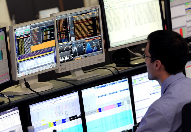 © Reuters. A trader looks at his screens on the Unicredit Bank trading floor in downtown Milan