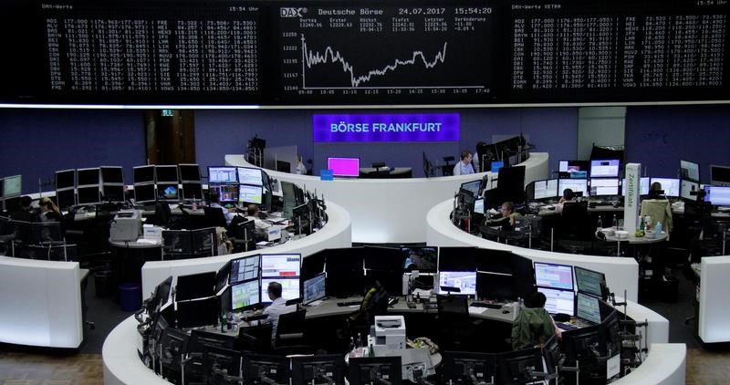 © Reuters. Las bolsas europeas suben impulsadas por materias primas y resultados