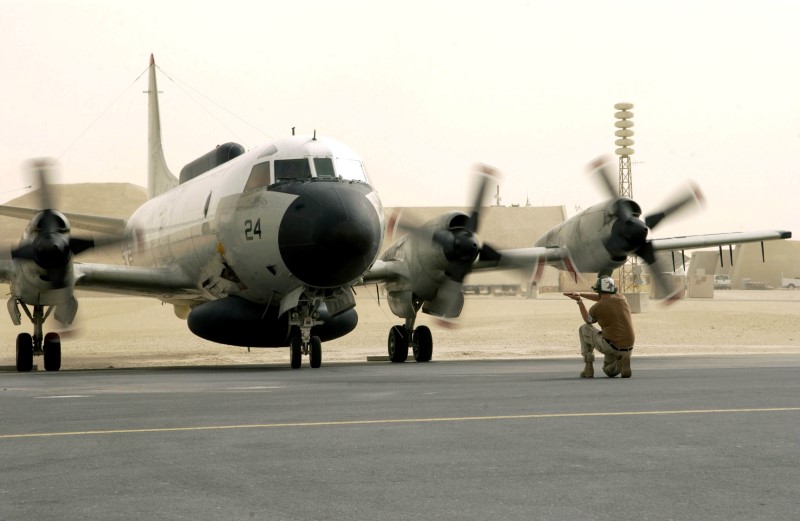 © Reuters. FILE PHOTO: A U.S. Navy EP-3E Aries aircraft is directed by ground crew after a flight from Bahrain