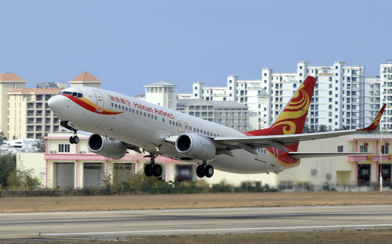 © Reuters. FILE PHOTO: A Hainan Airlines plane takes off from the Sanya Phoenix International Airport in Sanya