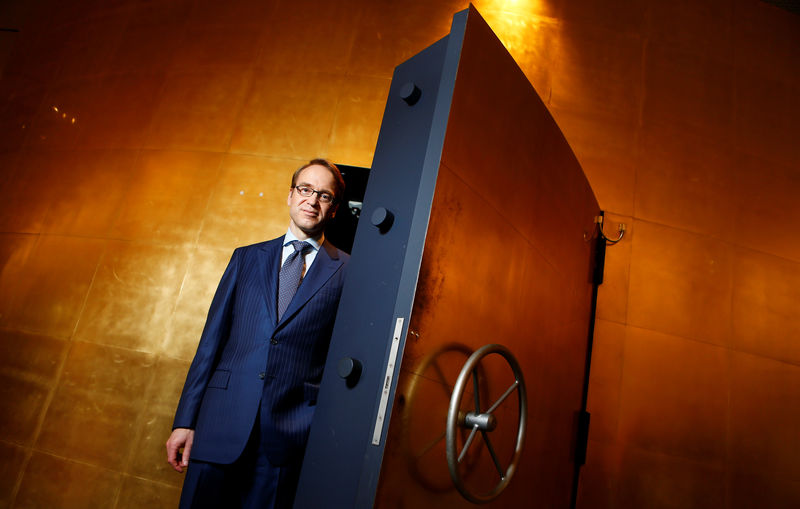 © Reuters. FILE PHOTO: Germany's Bundesbank President Weidmann poses for a photograph in Frankfurt